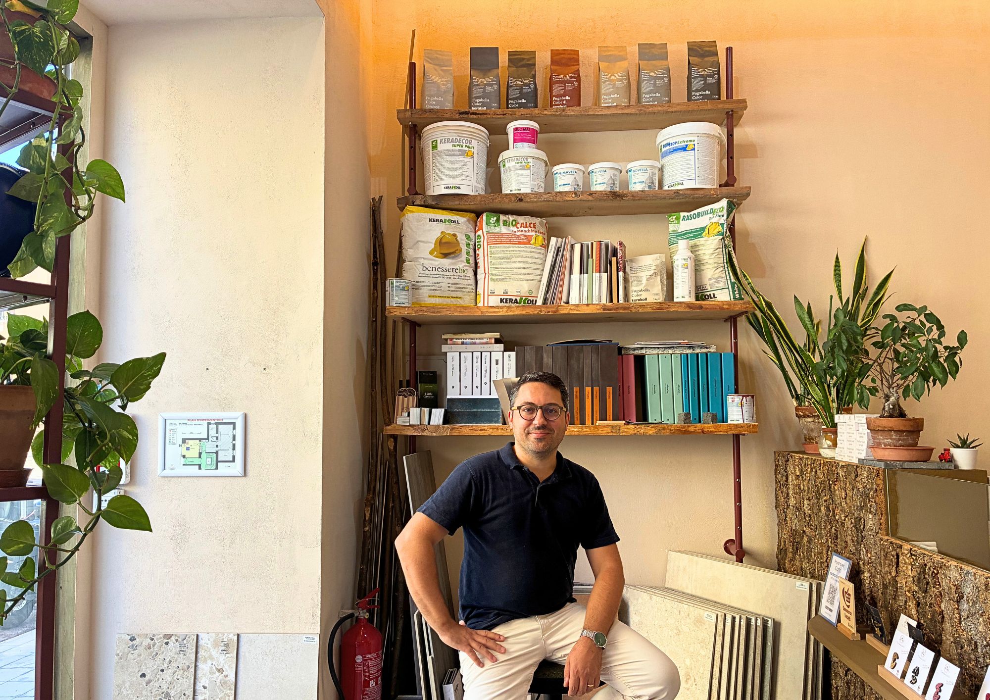 François Cirillo, architecte d’intérieur à Monaco, entouré de matériaux éco-responsables chez Instant Primitif